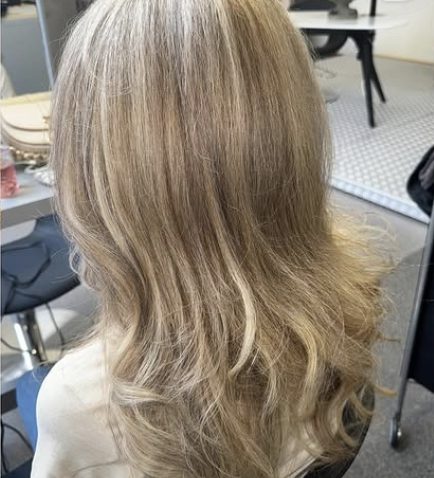 Lang blond haar, zacht gestyled