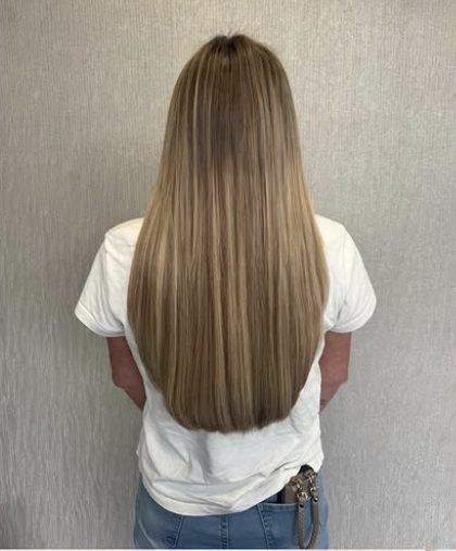 Lang steil haar in warme blondtinten