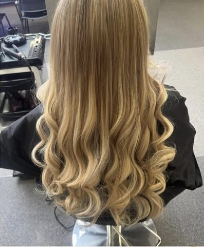 Goudblonde extensions met grote krullen
