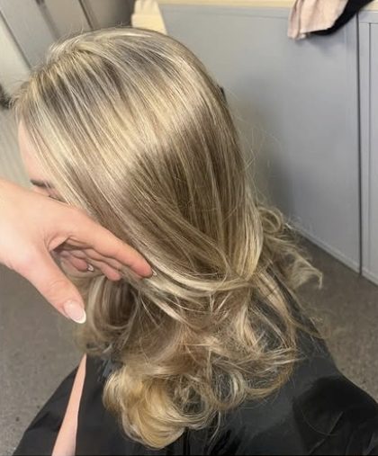 Goudblond met volume en golven